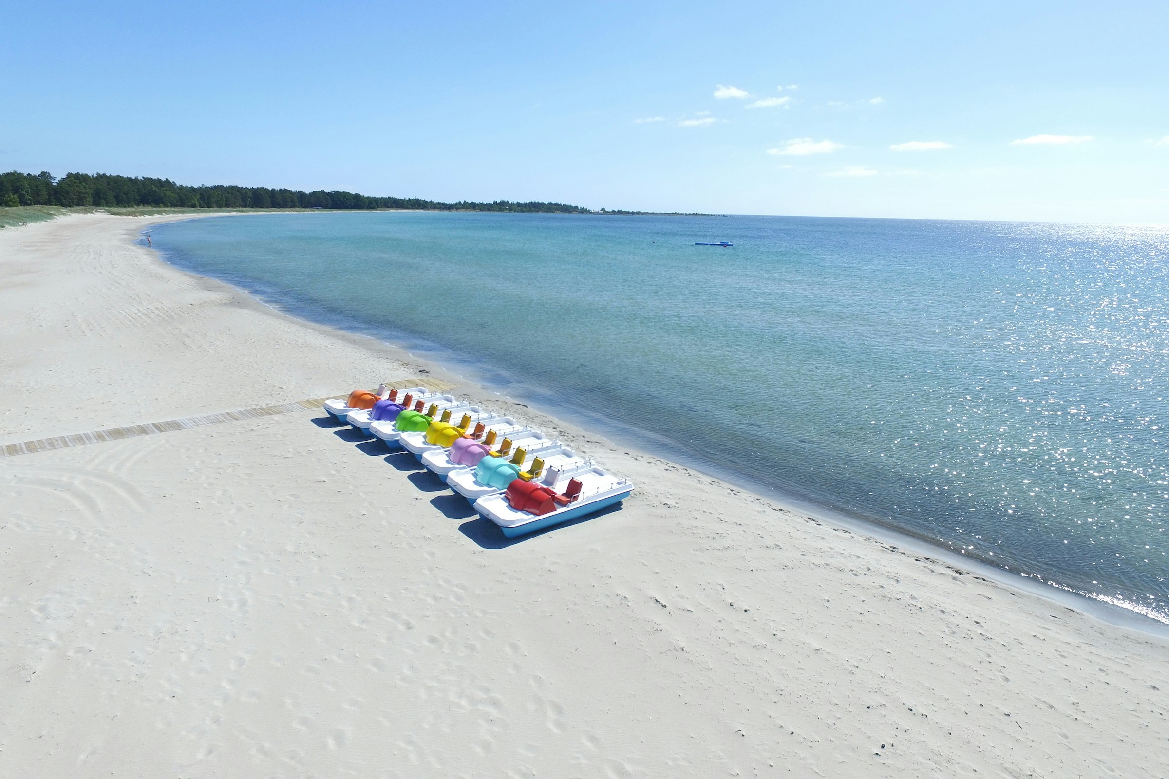 Sandbybadets Camping - Blick auf den Strand mit Tretbootverleih