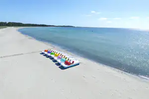 Sandbybadets Camping - Blick auf den Strand mit Tretbootverleih