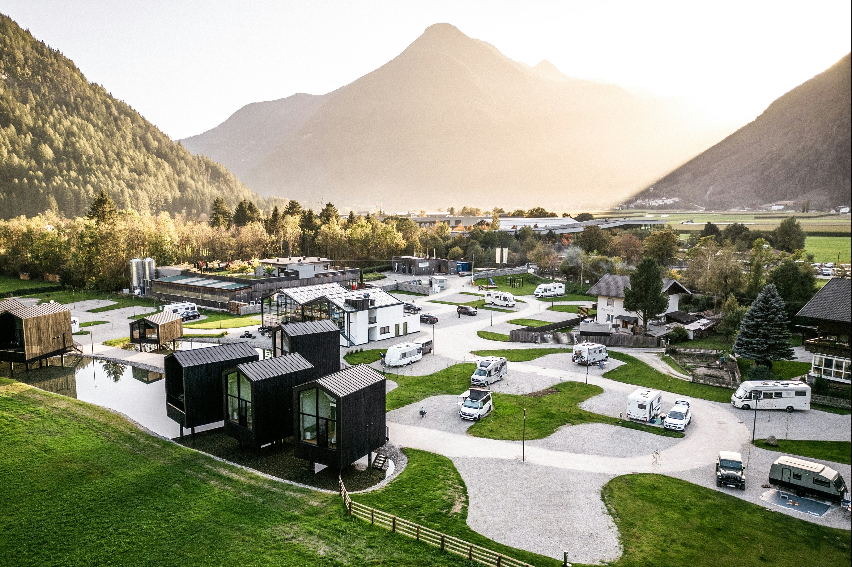 Såndgøld Alpine Glamping  - Blick auf den Campingplatz bei Sonnenuntergang