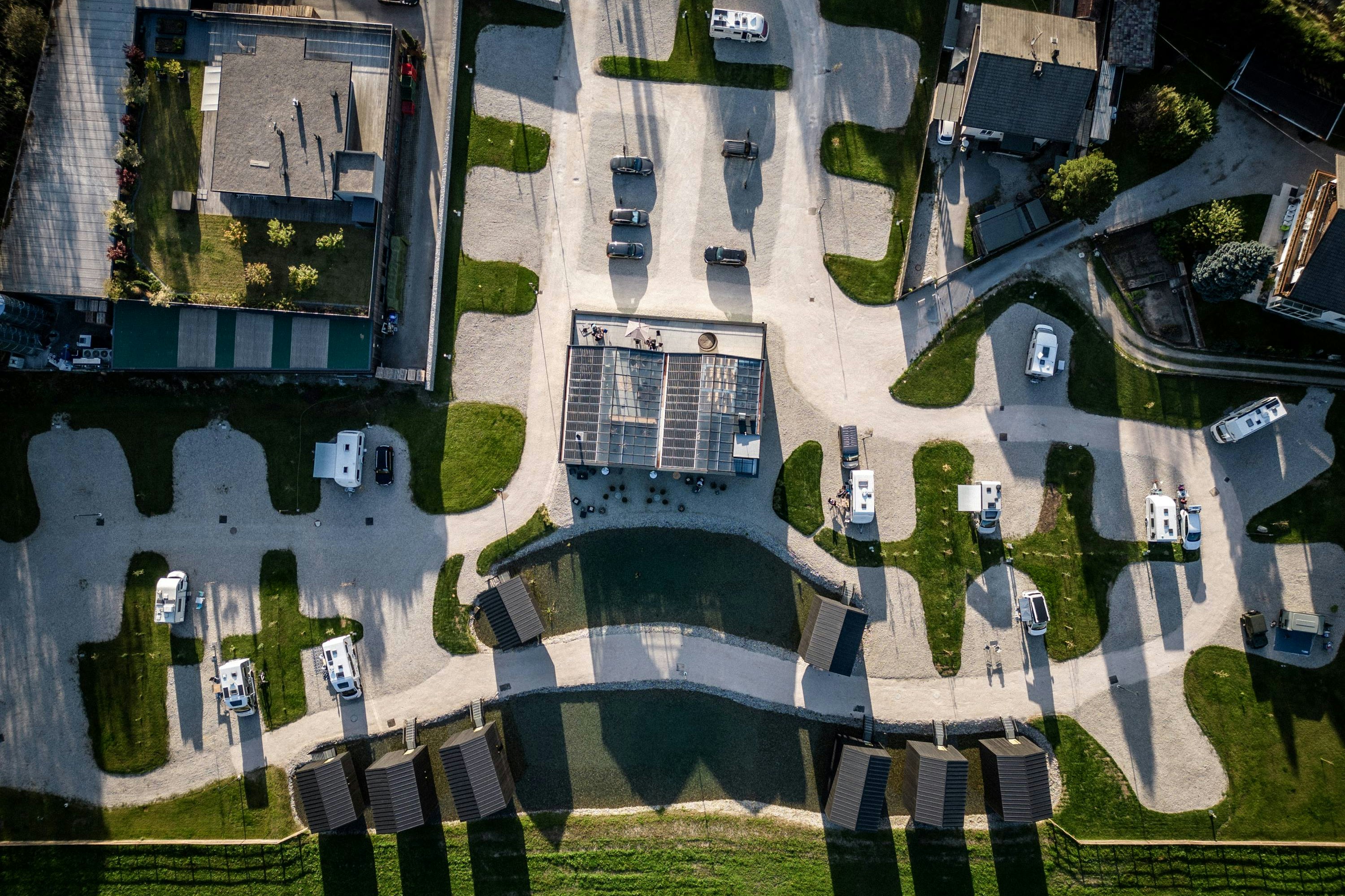 Såndgøld Alpine Glamping  - Luftaufnahme der Standplätze auf dem Campingplatz