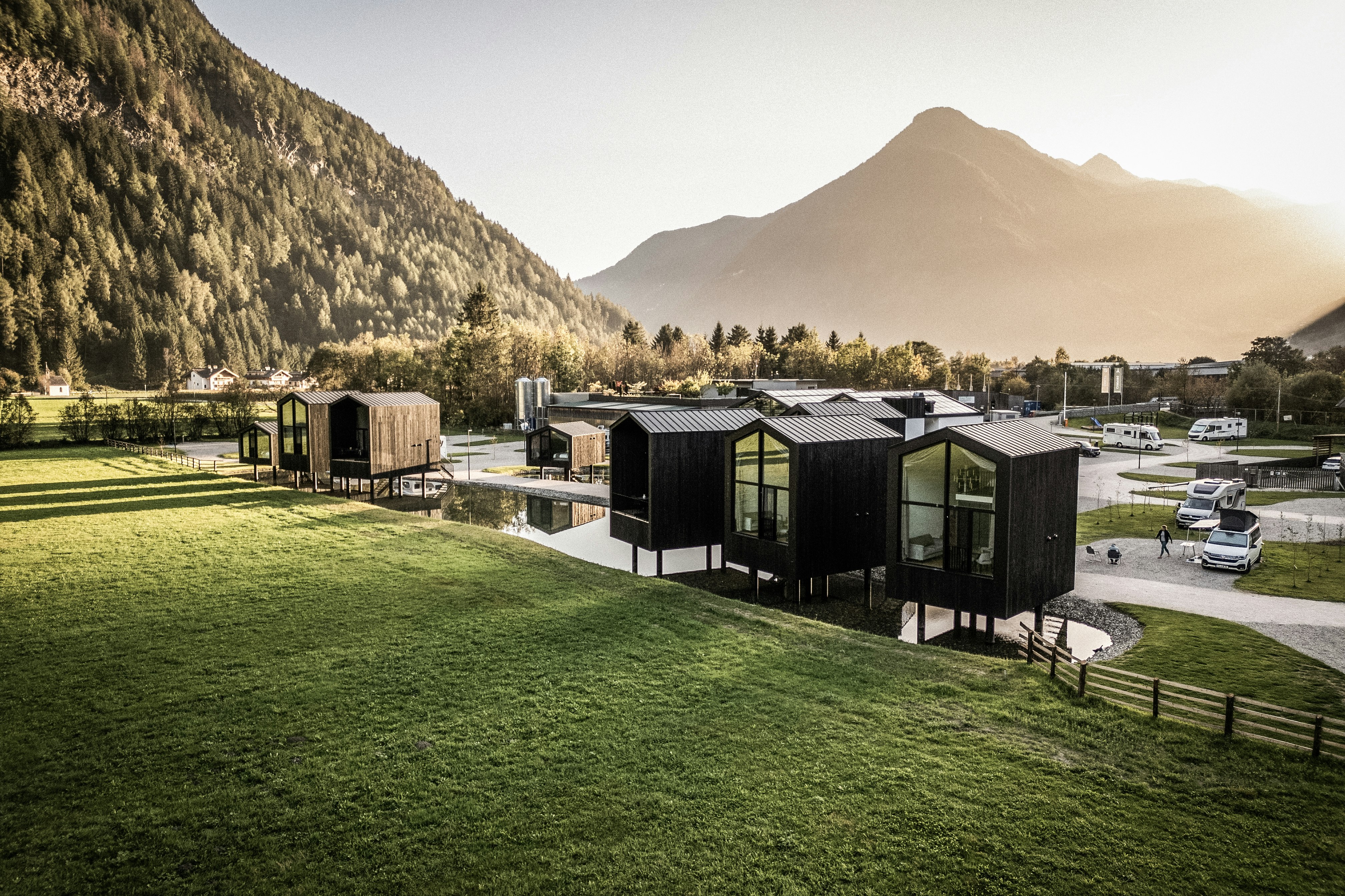 Såndgøld Alpine Glamping - Blick auf die Mobilheime auf dem Campingplatz