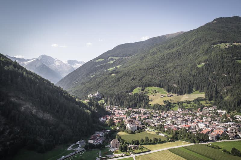 Såndgøld Alpine Glamping - Luftaufnahme des Campingplatzes im Tal