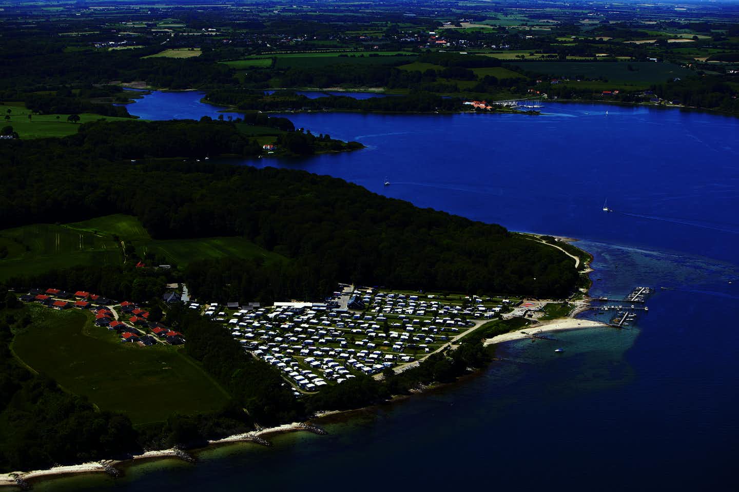 Sandskaer Strandcamping  -  Luftaufnahme vom Campingplatz an der Ostsee in Dänemark