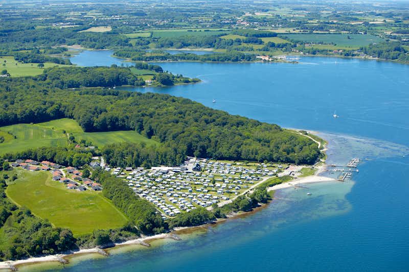 Sandskaer Strandcamping  -  Luftaufnahme vom Campingplatz an der Ostsee in Dänemark