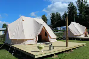 Sandskaer Strandcamping - Mobilheim vom Campingplatz mit Grill auf der Veranda