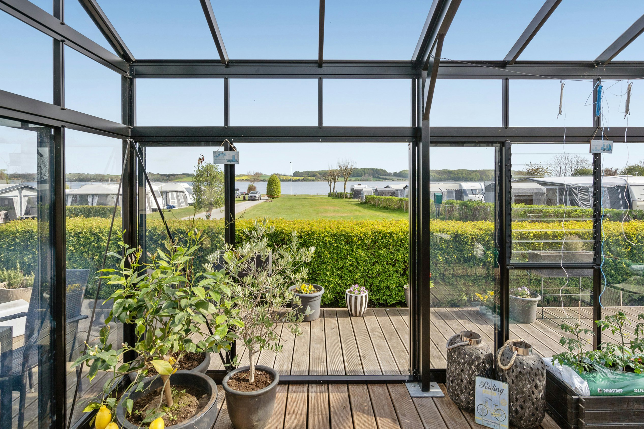 Sandskaer Strandcamping - Café mit Terrasse auf dem Campingplatz