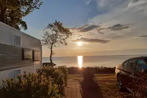 Sannes Familiecamping - Blick auf das Meer bei Sonnenuntergang