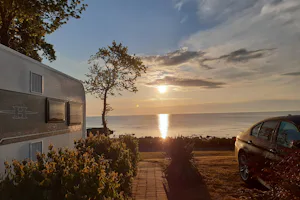 Sannes Familiecamping - Blick auf das Meer bei Sonnenuntergang