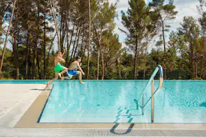 Santa Marina Boutique Camping - Kinder am Pool vom Campingplatz