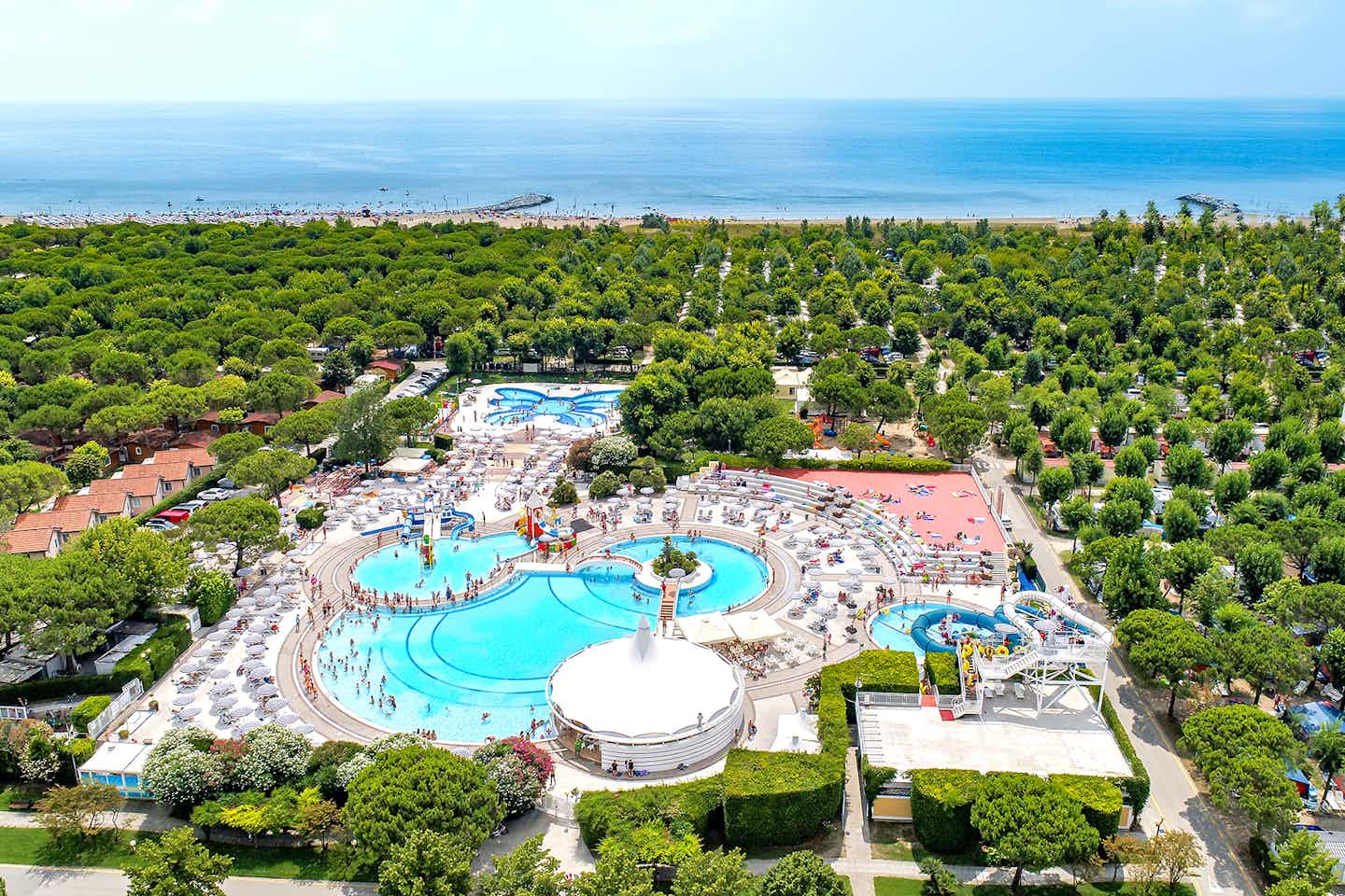 Sant'Angelo Village - Luftaufnahme vom Campingplatz mit Strand an der Adria
