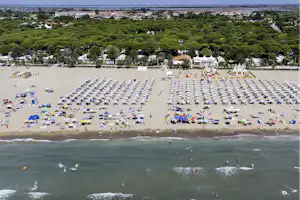 Sant'Angelo Village - Luftaufnahme des Badestrandes am Campingplatz