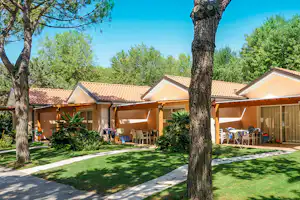 Sant'Angelo Village - Mobilheim mit Veranda im Grünen auf dem Campingplatz