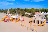 Sant'Angelo Village - Schlossspielplatz am Strand auf dem Campingplatz 