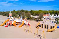 Sant'Angelo Village - Schlossspielplatz am Strand auf dem Campingplatz 