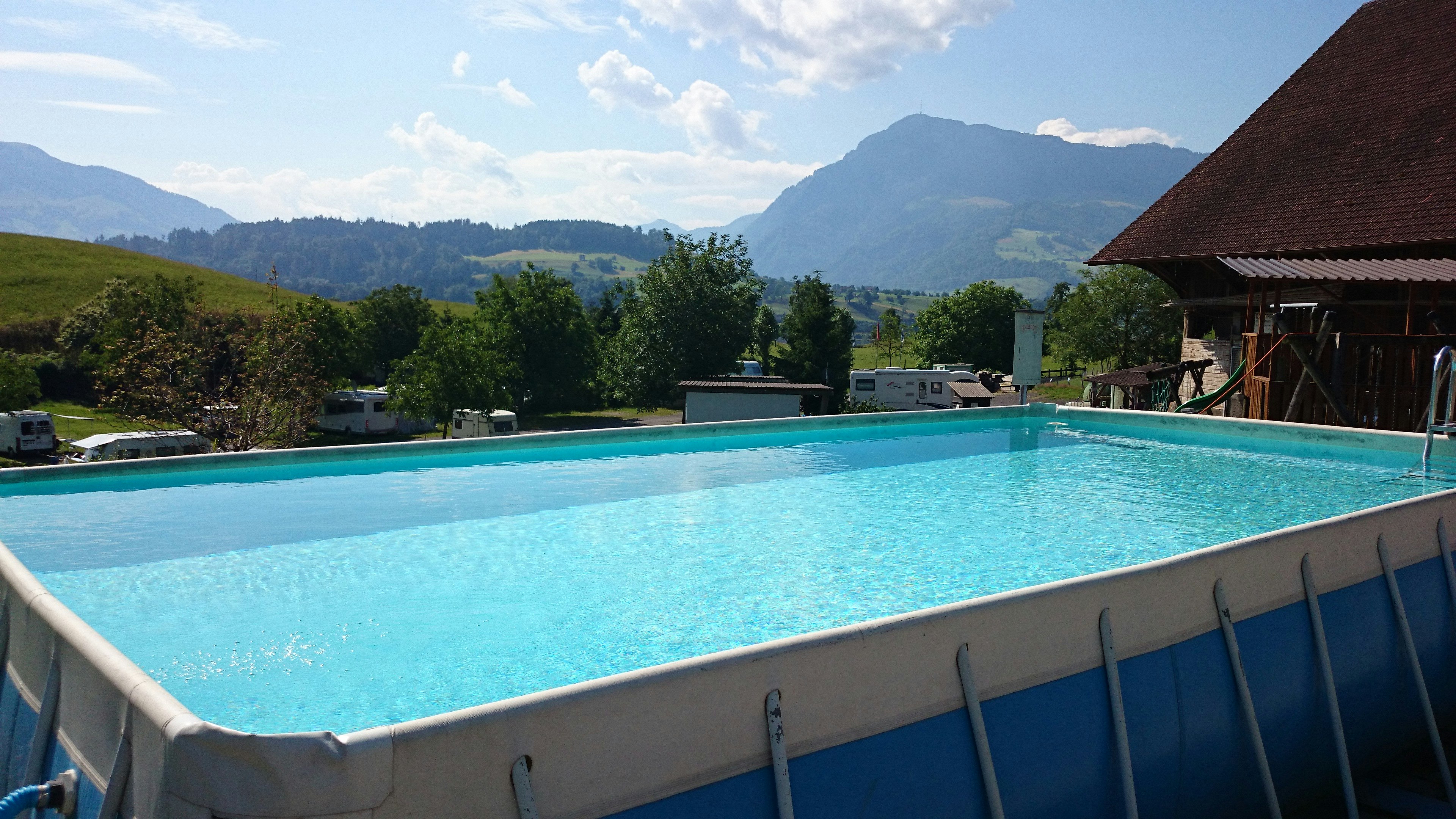 Erlebnisbauernhof Gerbe - Pool und Stellplätzen auf dem Campingplatz   
