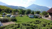 Erlebnisbauernhof Gerbe - Wohnwagenstellplätze auf dem Campingplatz mit Blick auf die Almlandschaft     