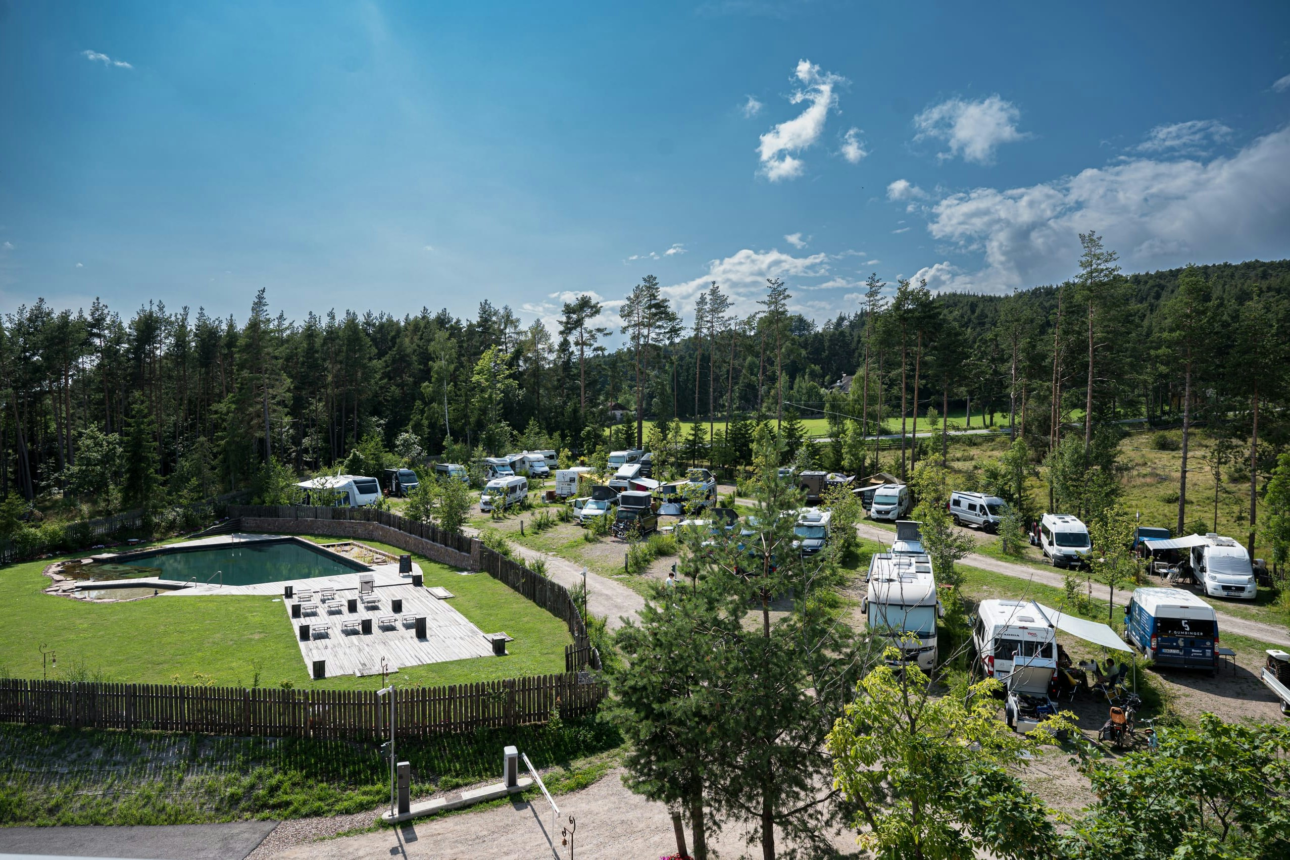 Camping Schartner Alm  Schartner Alm Camping - Blick auf die Standplätze und den Naturschwimmteich auf dem Campingplatz
