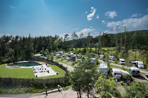 Camping Schartner Alm Schartner Alm Camping - Blick auf die Standplätze und den Naturschwimmteich auf dem Campingplatz