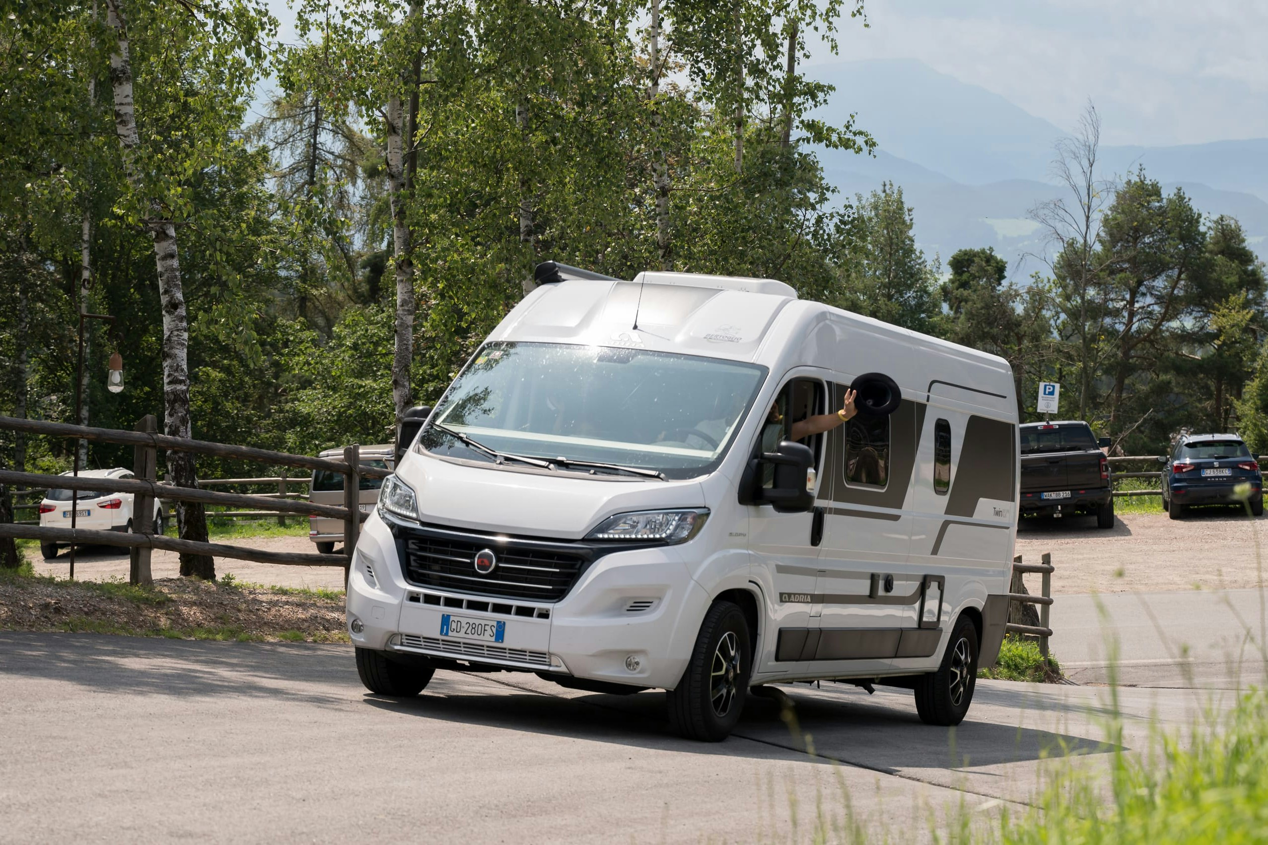 Camping Schartner Alm  Schartner Alm Camping - Camper bei der Anfahrt zum Campingplatz