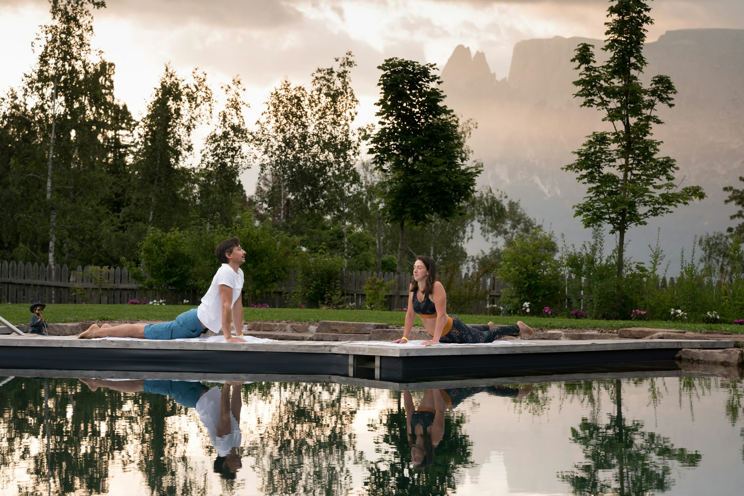 Camping Schartner Alm  Schartner Alm Camping - Camper machen Yoga am Biopool