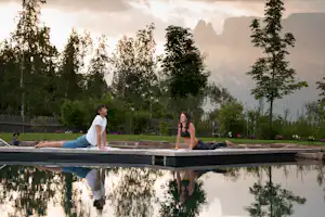 Camping Schartner Alm Schartner Alm Camping - Camper machen Yoga am Biopool