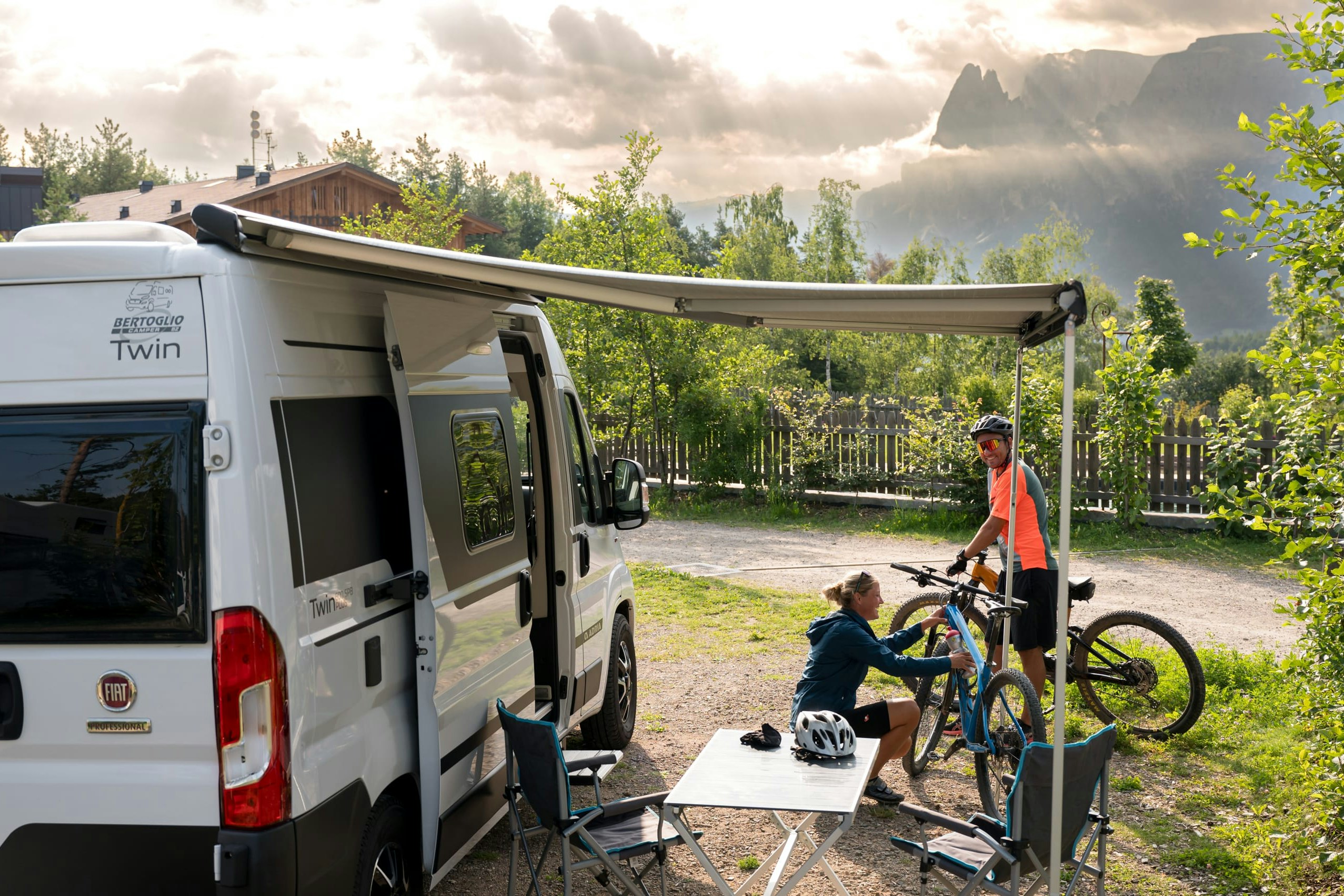 Camping Schartner Alm  Schartner Alm Camping - Camper mit Fahrrad vor ihrem Stellplatz