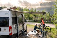 Camping Schartner Alm  Schartner Alm Camping - Camper mit Fahrrad vor ihrem Stellplatz
