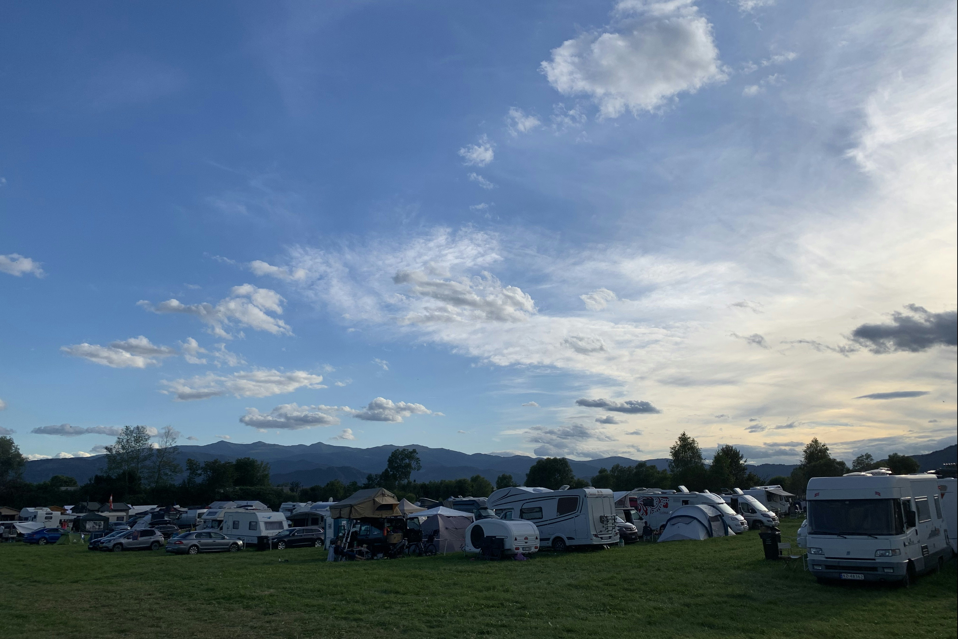 Schitterhof Camping - Campingplatzgelände und Blick in die Umgebung