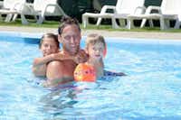 Schloss Camping Aschach - Camper mit seinen Kindern im Swimmingpool