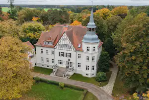 Schloss Sigrön Superior Camping & Hotel - Blick auf das Schloss am Campingplatz