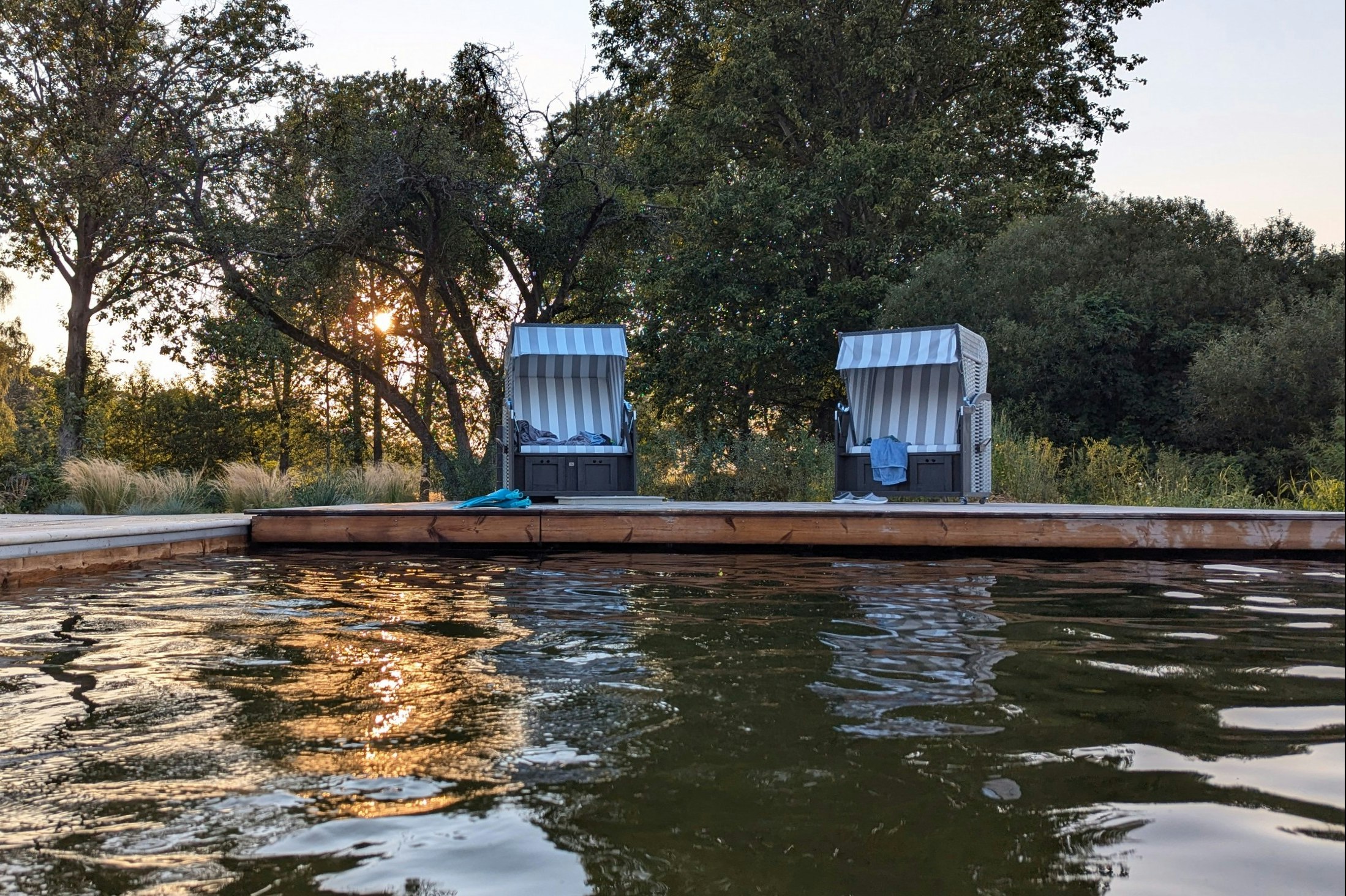 Schloss Sigrön Superior Camping & Hotel Naturpool aus Holz mit Standkörben