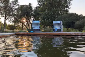 Schloss Sigrön Superior Camping & Hotel Naturpool aus Holz mit Standkörben
