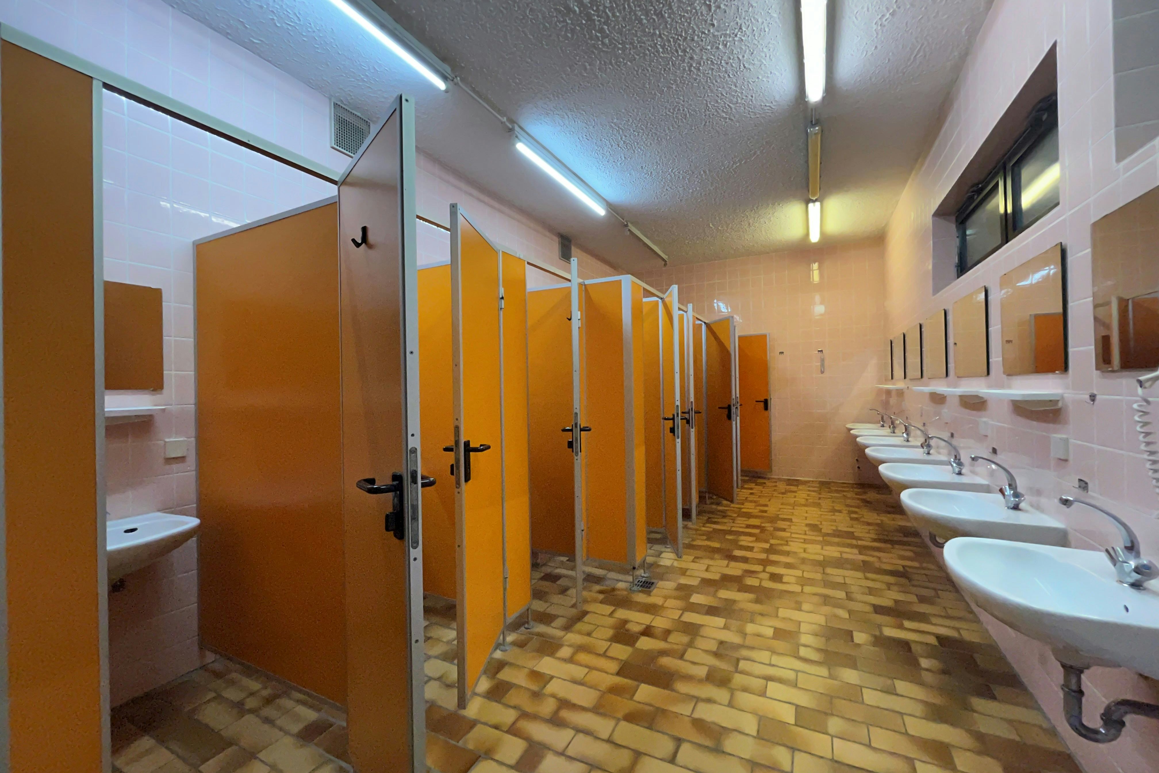 Waldcamping Birkendorf  Schlüchttal-Camping - Innenansicht des Sanitärgebäudes