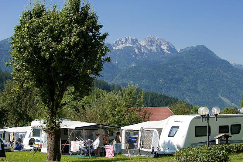 Schluga Camping Hermagor - Wohnmobil- und  Wohnwagenstellplätze mit Blick auf die Berge