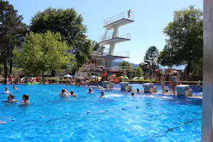 Schwimmbad-Camping - Poolbereich mit 10-Meter-Turm auf dem Campingplatz
