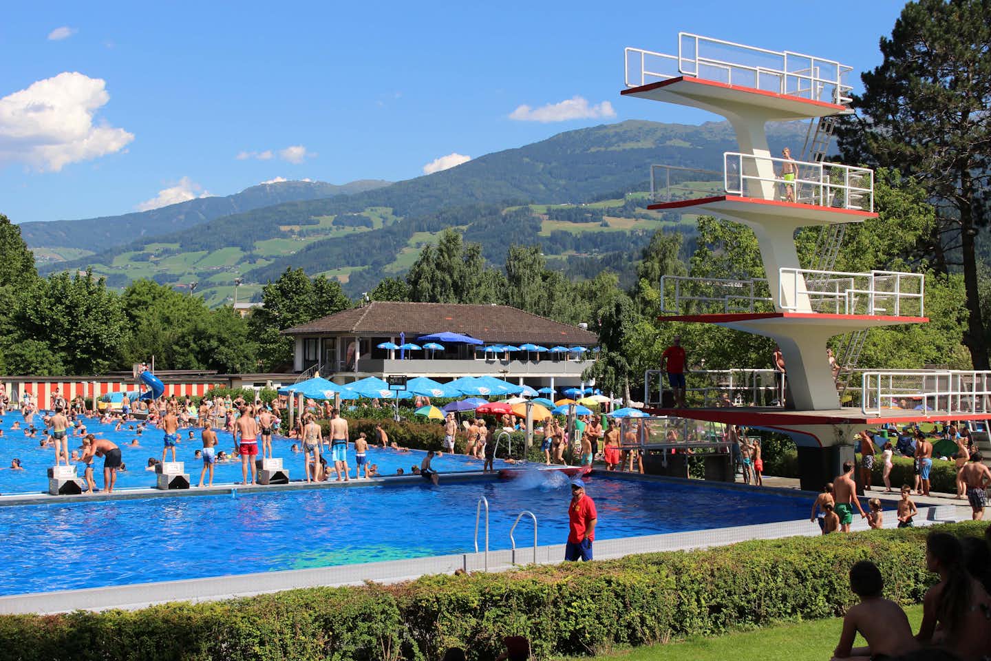 Schwimmbad-Camping  -  Poolbereich mit 10-Meter-Turm und Blick auf die Berge