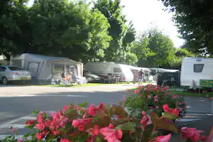 Schwimmbad-Camping - Wohnwagen- und Zeltstellplatz unter Bäumen auf dem Campingplatz