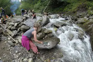 Schwimmbadcamping Mössler - spielende Kinder am Fluss vom Campingplatz