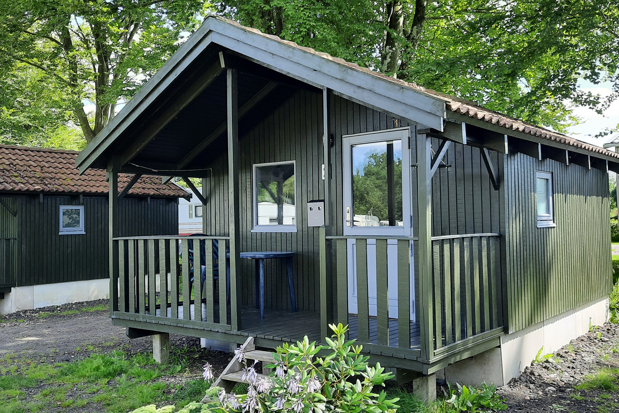 Sdr. Felding Camping og Hytteby ApS - Mietunterkunft mit Terrasse auf dem Campingplatz