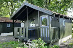 Sdr. Felding Camping og Hytteby ApS - Mietunterkunft mit Terrasse auf dem Campingplatz