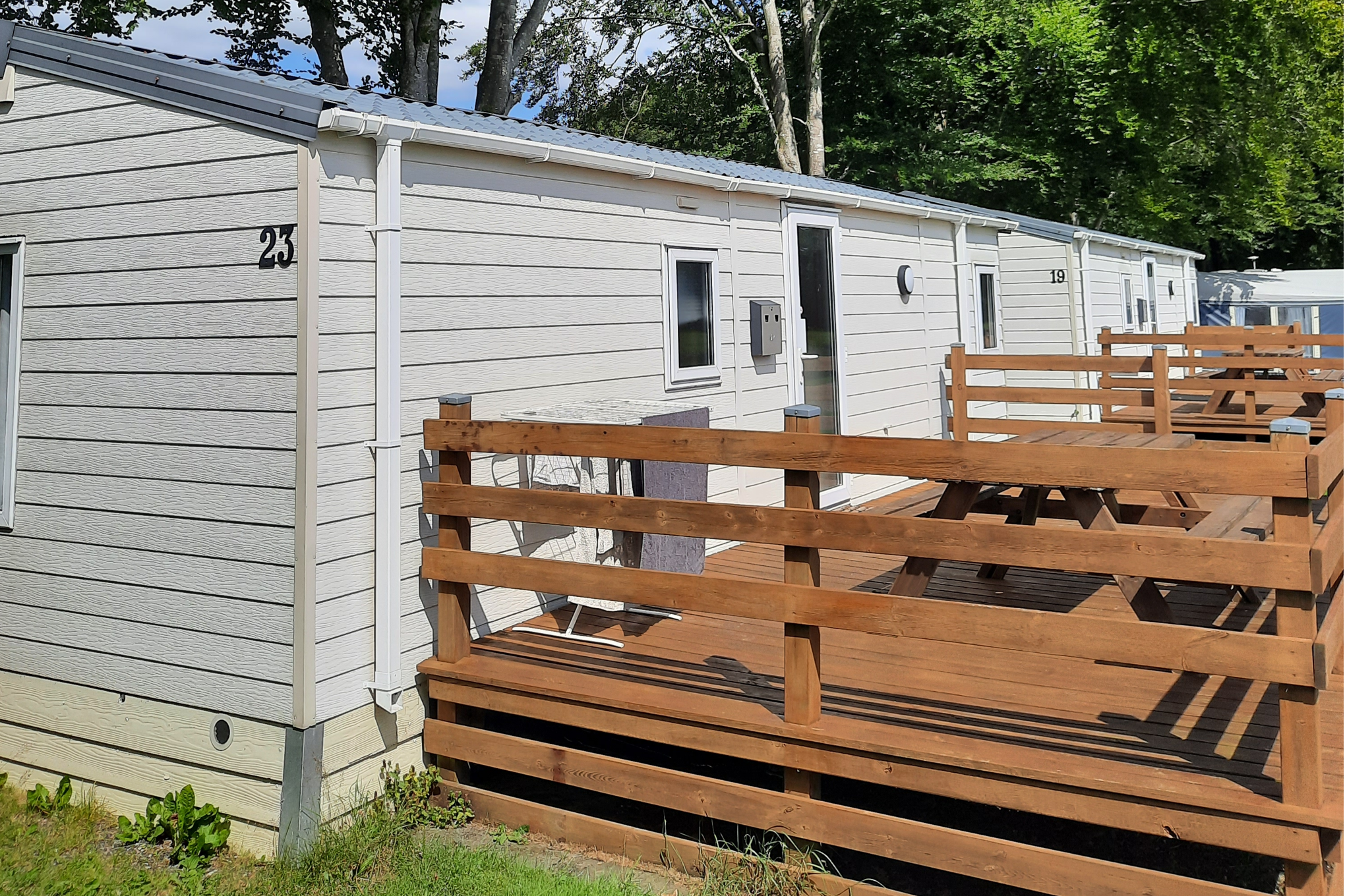 Sdr. Felding Camping og Hytteby ApS - Mobilheim mit Terrasse auf dem Campingplatz
