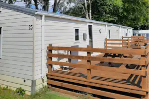 Sdr. Felding Camping og Hytteby ApS - Mobilheim mit Terrasse auf dem Campingplatz