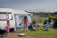 Searles Leisure Resort - Camper sitzen vor dem Wohnmobil im Schatten der Markise