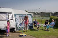 Searles Leisure Resort - Camper sitzen vor dem Wohnmobil im Schatten der Markise