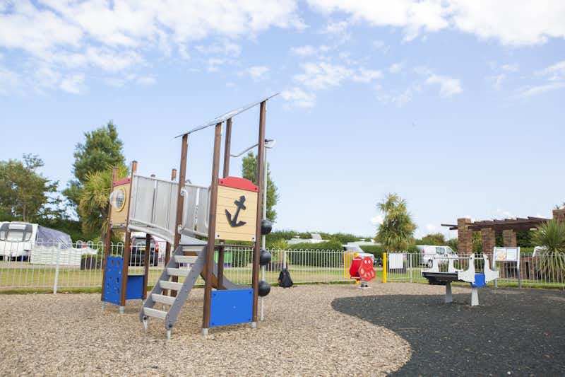 Searles Leisure Resort - Campingplatz mit Kinderspielplatz --
