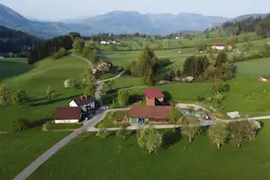 Sebaldus Camping - Luftaufnahme des Campingplatzes umgeben von Bäumen