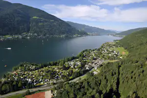Seecamping Berghof - Blick auf das Campinggelände am See Luftaufnahme