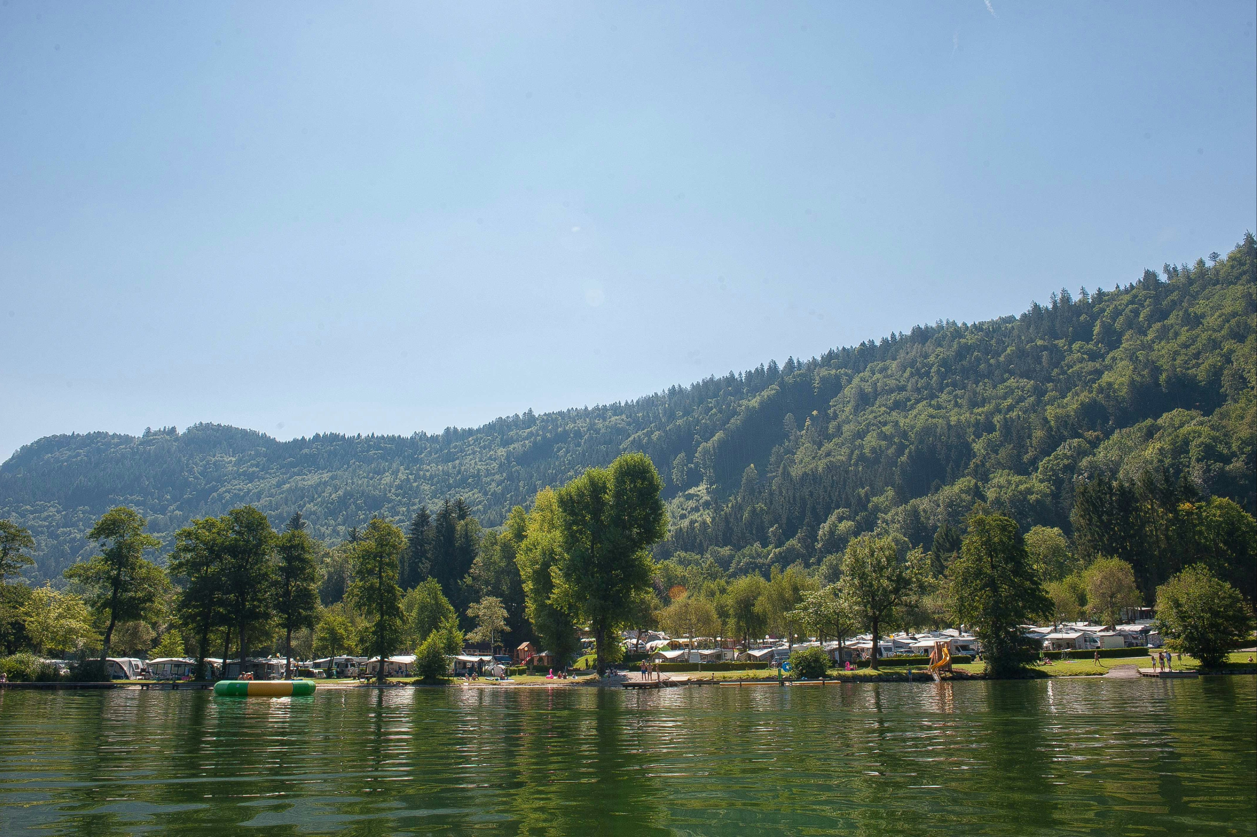 Seecamping Berghof - Blick auf den Campingplatz vom See aus