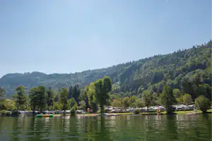 Seecamping Berghof - Blick auf den Campingplatz vom See aus