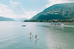 Seecamping Berghof - Camper machen Stand-Up-Paddling auf dem See